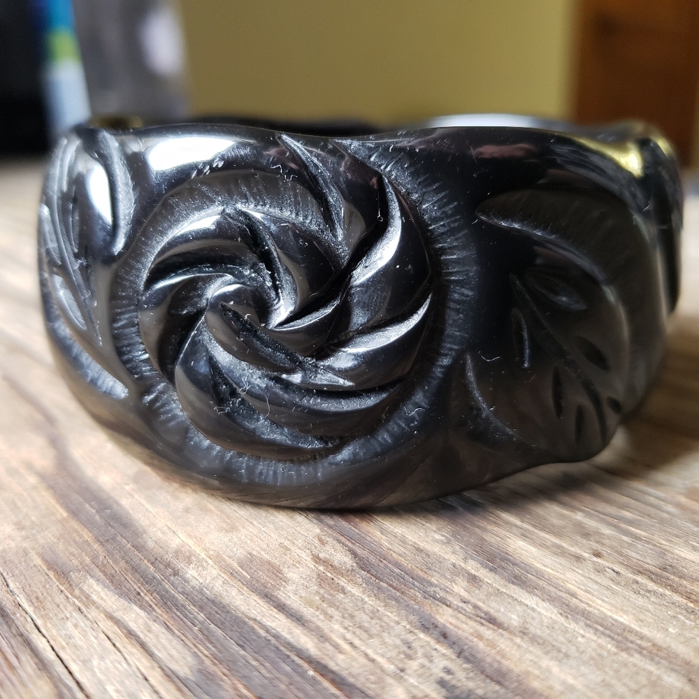 BLACK ROSES Lucite Wide Bangle - Picture 4 of 8
